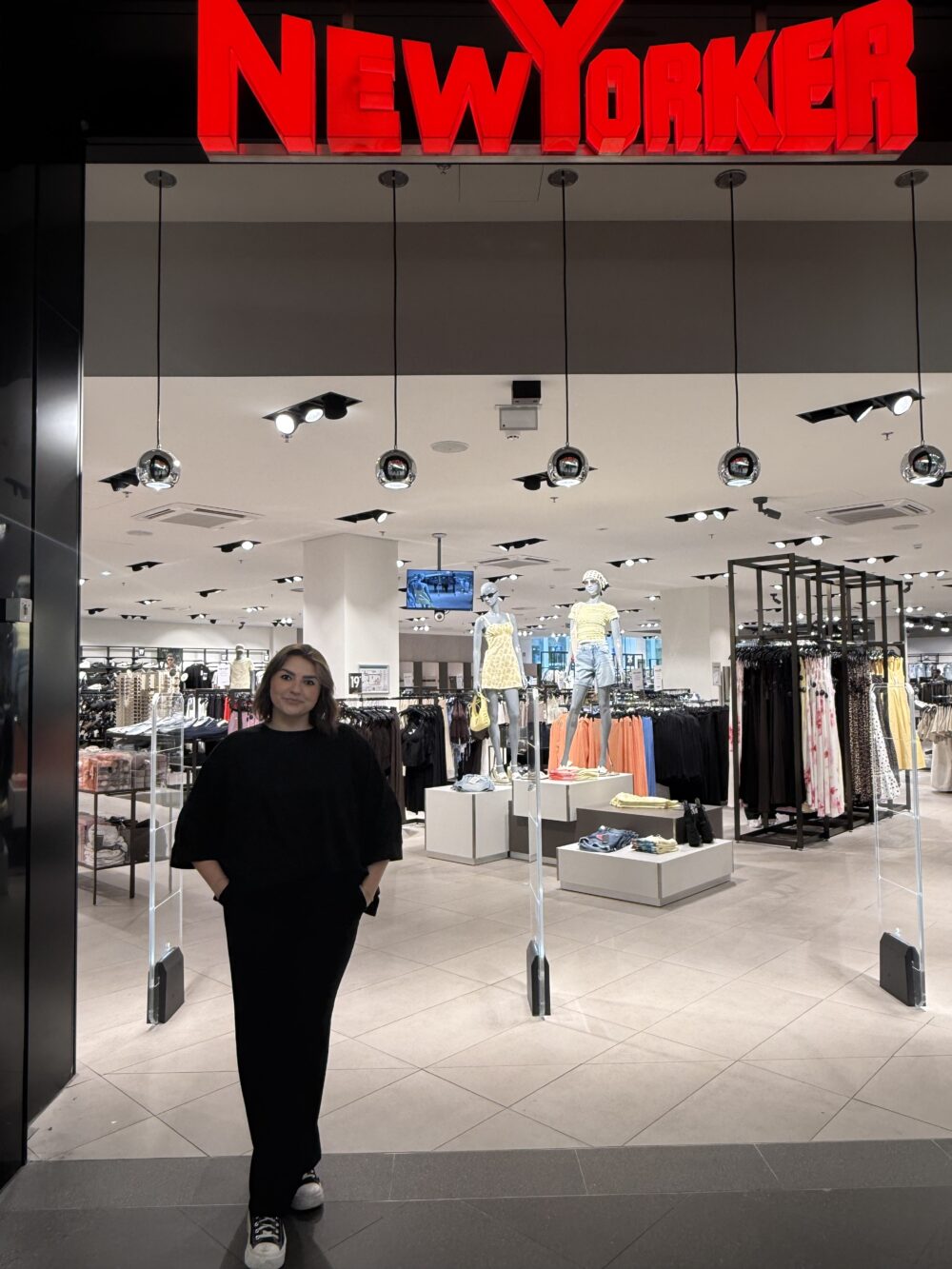Assistent manager Lotte voor de winkel New Yorker